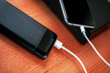 powerbank ücretleri akıllı telefon ahşap arka plan üzerinde izole