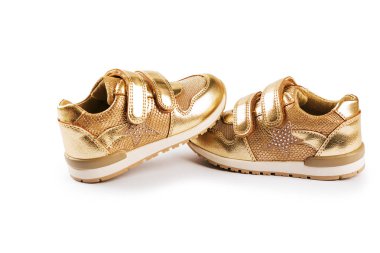 düz yatıyordu. altın çocuk spor ayakkabıları beyaz bir b izole