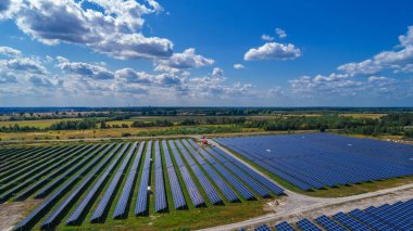 Hava görünümünde güneş panelleri