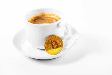 Kripto para altın bitcoin kahve fincanı üzerinde izole ayakta