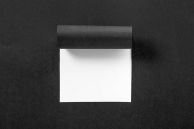 Kağıtta yırtık kenarlı bir delik.