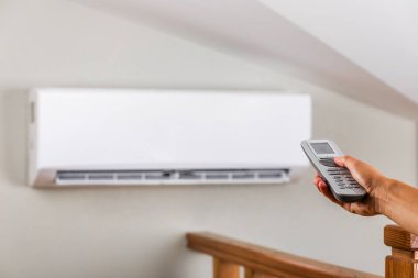 Duvardaki saç kremine bağlı uzaktan kumandalı bir el.