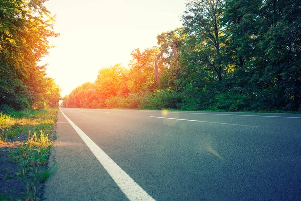 Asphalt highways and mountains under the blue sky — Stock Photo, Image