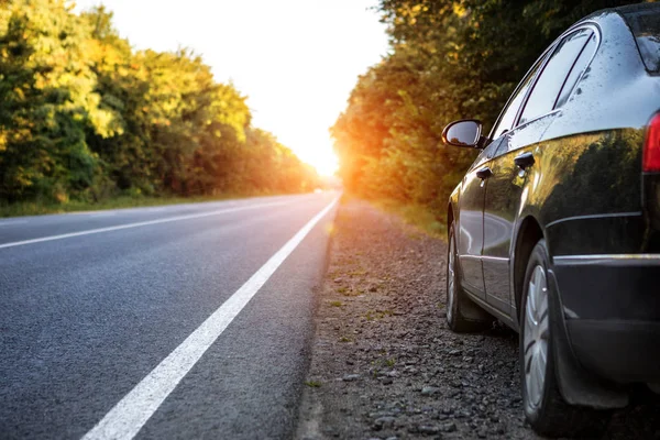 Černé auto na asfaltové silnici — Stock fotografie