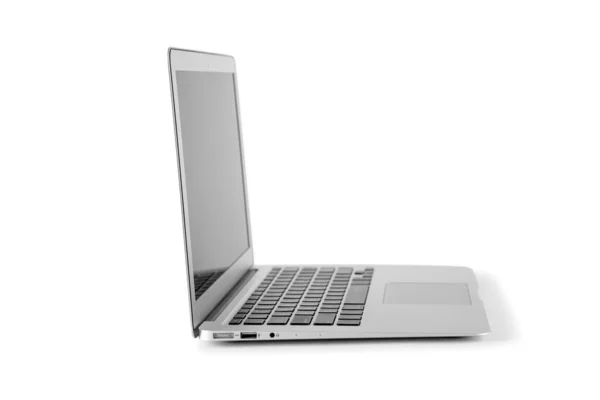 Computador portátil moderno isolado no fundo branco — Fotografia de Stock