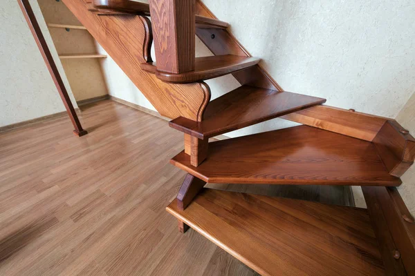 Hedendaagse bruin houten trap in het huis — Stockfoto