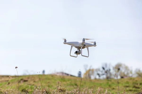 Zamknąć na biały drone aparatu. Drone quadcopter w locie — Zdjęcie stockowe