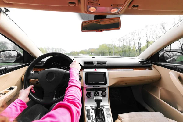 아스팔트 도로에서 현대 자동차를 운전하는 여성은 — 스톡 사진