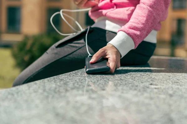 Manos de mujer sosteniendo la batería de carga de teléfono inteligente negro de exter —  Fotos de Stock