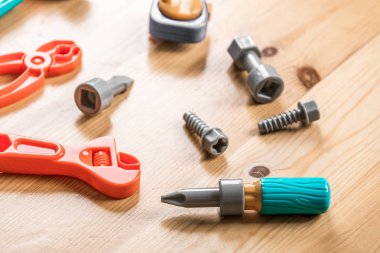 ahşap arka plan üzerinde çocuk araçları
