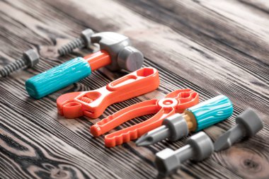 ahşap arka plan üzerinde çocuk araçları