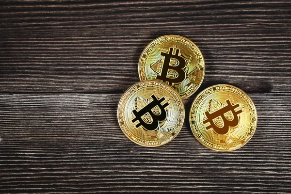 Gümüş ve altın sikkeler bitcoin, ripple ve ethereum sembolü ile