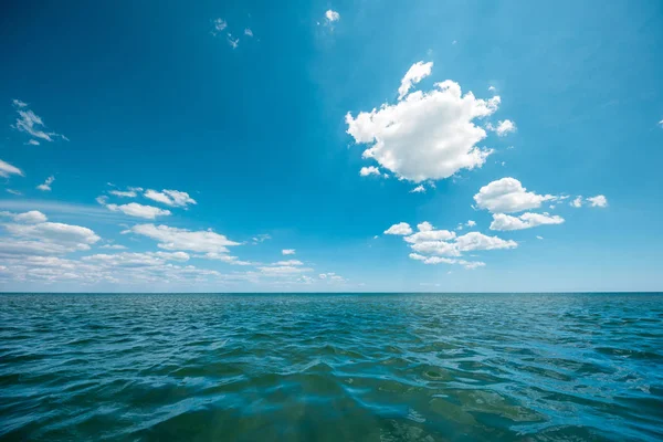 Playa de verano y mar azul — Foto de Stock