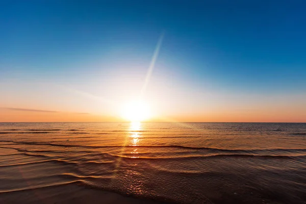 落日落在海滩上 — 图库照片