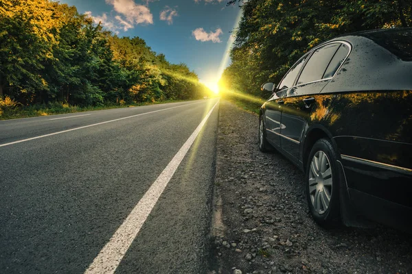 Schwarzes Auto auf Asphaltstraße — Stockfoto