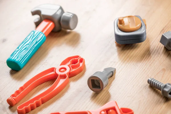 ahşap arka plan üzerinde çocuk araçları