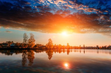 güzel sonbahar sessiz küçük nehir