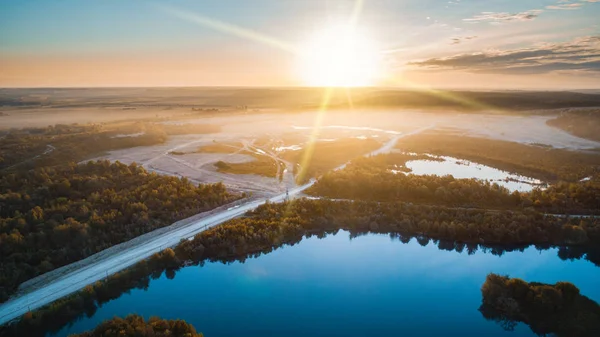 Dron s fotoaparátem, krásná letní říčka z výšky — Stock fotografie