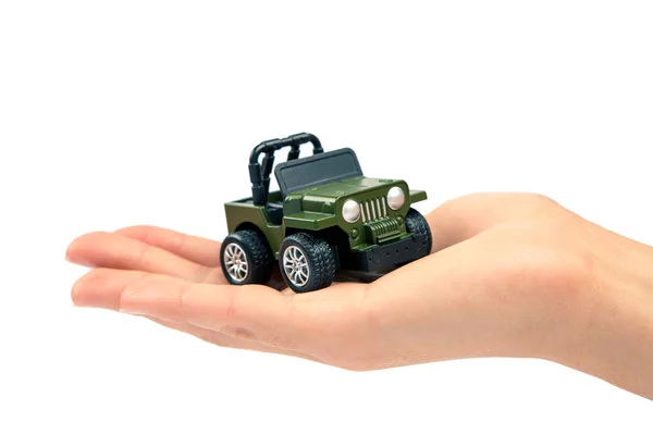 Autoverzekering. Auto miniatuur bedekt met handen. — Stockfoto