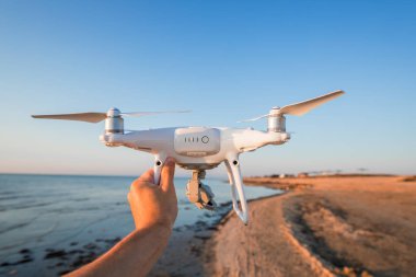 Drone ve fotoğrafçı kadın eller