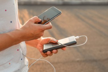 exter gelen siyah akıllı telefon şarj pil tutan kadın eller