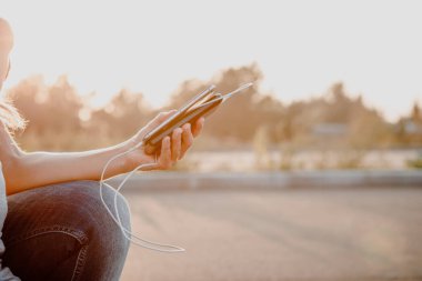 exter gelen siyah akıllı telefon şarj pil tutan kadın eller