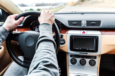 Su doğru asfalt yolda modern araba sürüş adam