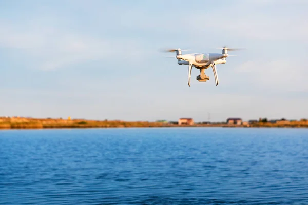 Latający dron na tle morskiego zachodu słońca — Zdjęcie stockowe
