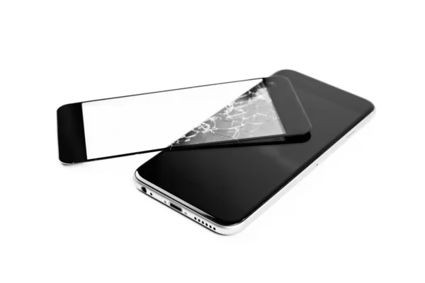 Сломанный телефон изолирован на белом фоне — стоковое фото