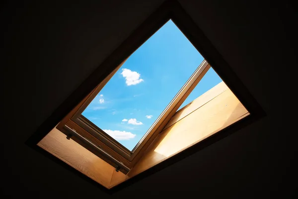 Открытое окно на крыше, Skylight — стоковое фото