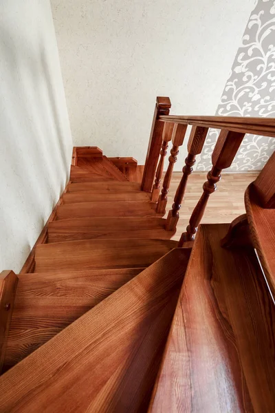 Escaleras de madera marrón contemporáneo en la casa —  Fotos de Stock