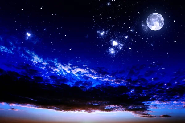 Natthimmel med stjärnor och måne — Stockfoto