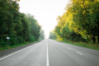 Asfalt yollar ve mavi gökyüzünün altındaki dağlar