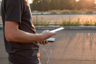 externa siyah akıllı telefon şarj pil tutan adam elleri