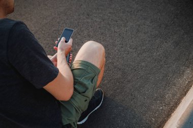 externa siyah akıllı telefon şarj pil tutan adam elleri