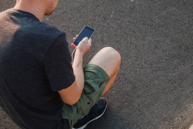 externa siyah akıllı telefon şarj pil tutan adam elleri