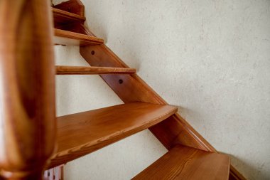 Evin içinde çağdaş kahverengi ahşap merdiven