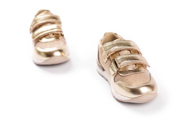 düz yatıyordu. altın çocuk spor ayakkabıları beyaz bir b izole
