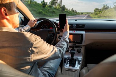 İşe giderken telefon kullanmak, mesaj göndermek, iş hayatı.