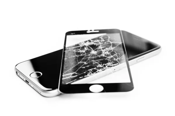 Telefono rotto isolato su sfondo bianco — Foto Stock