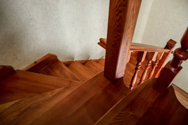 Moderne braune Holztreppe im Haus — Stockfoto