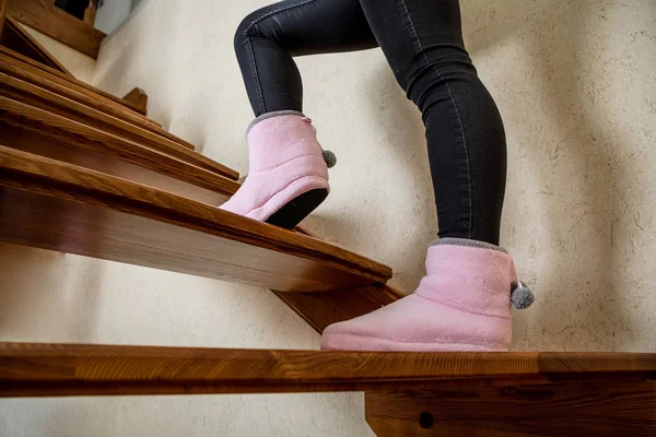 Mujer bajando escaleras de diseñador de madera — Foto de Stock