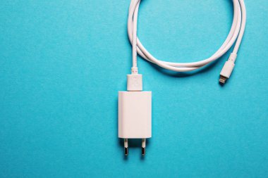 Mavi arkaplanda kablo telefon şarj cihazları