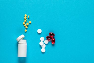 İlaç hapları, haplar ve şişe mavi sırt çantasına.