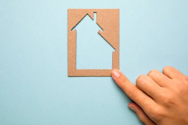 Kâğıt ev, el işi kadın. Ev kredisi kavramı, aile 