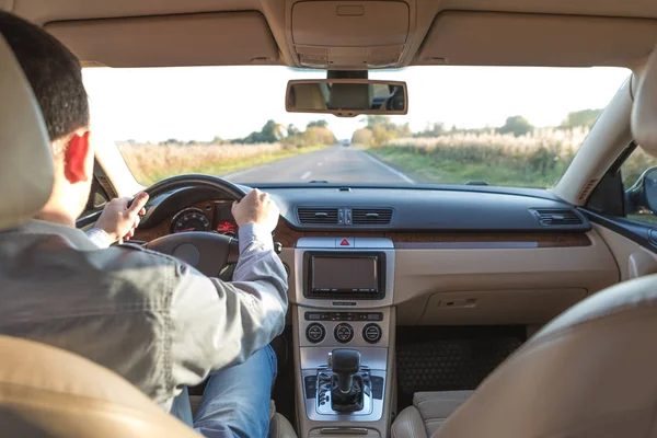 O homem dirigindo o carro moderno — Fotografia de Stock