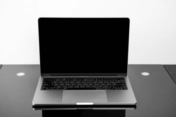 工作场所与笔记本电脑在黑色的桌子上 — 图库照片
