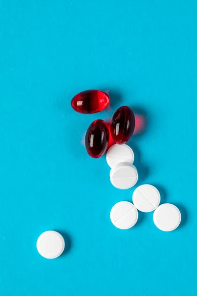 Таблетки фармацевтичної медицини, таблетки та пляшка на синьому фоні — стокове фото