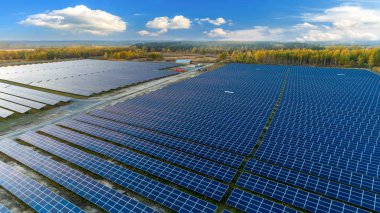 Güneş panelleri havadan görünüyor. Güneş panelleri sistem güç jeneratörü