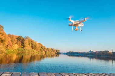 Dijital kamera, arka plan bulanıklık nehirde Uçak Helikopter